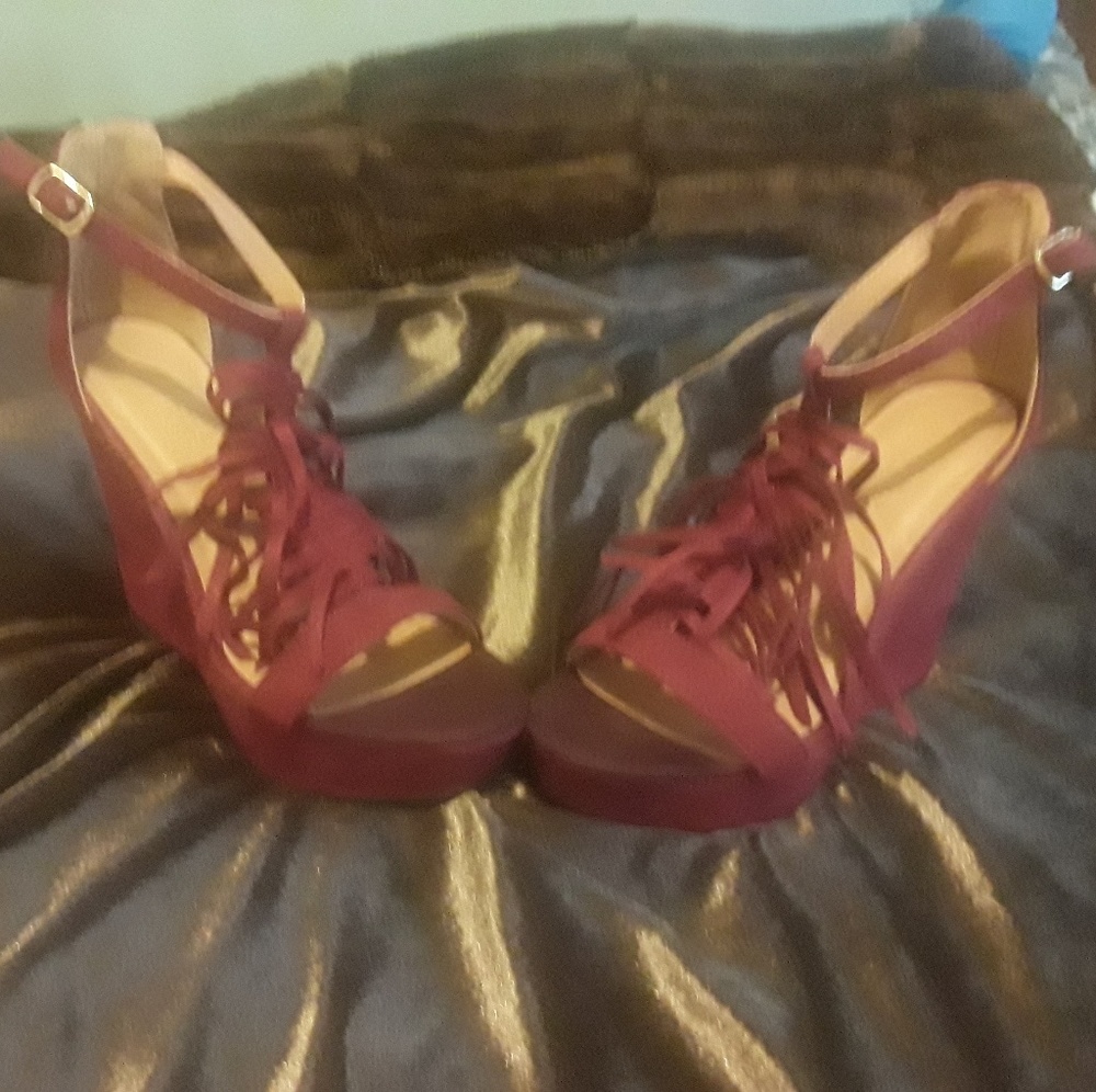 Charlotte Russe Wedge Heels Size 8M)